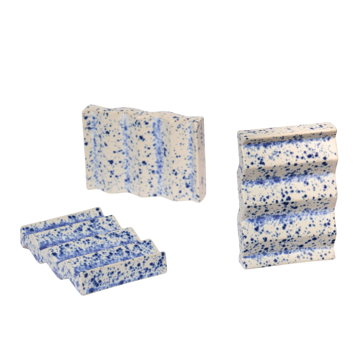 wit blauw gespikkeld keramiek zeepbakje met zigzagprofiel