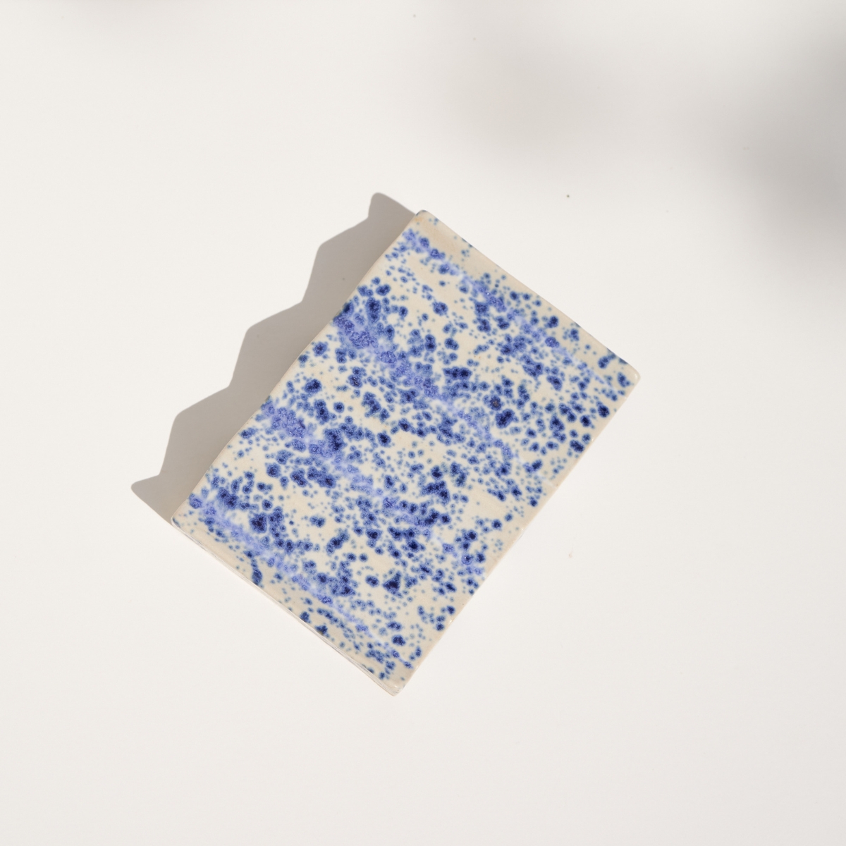 wit blauw gespikkeld keramiek zeepbakje met zigzagprofiel