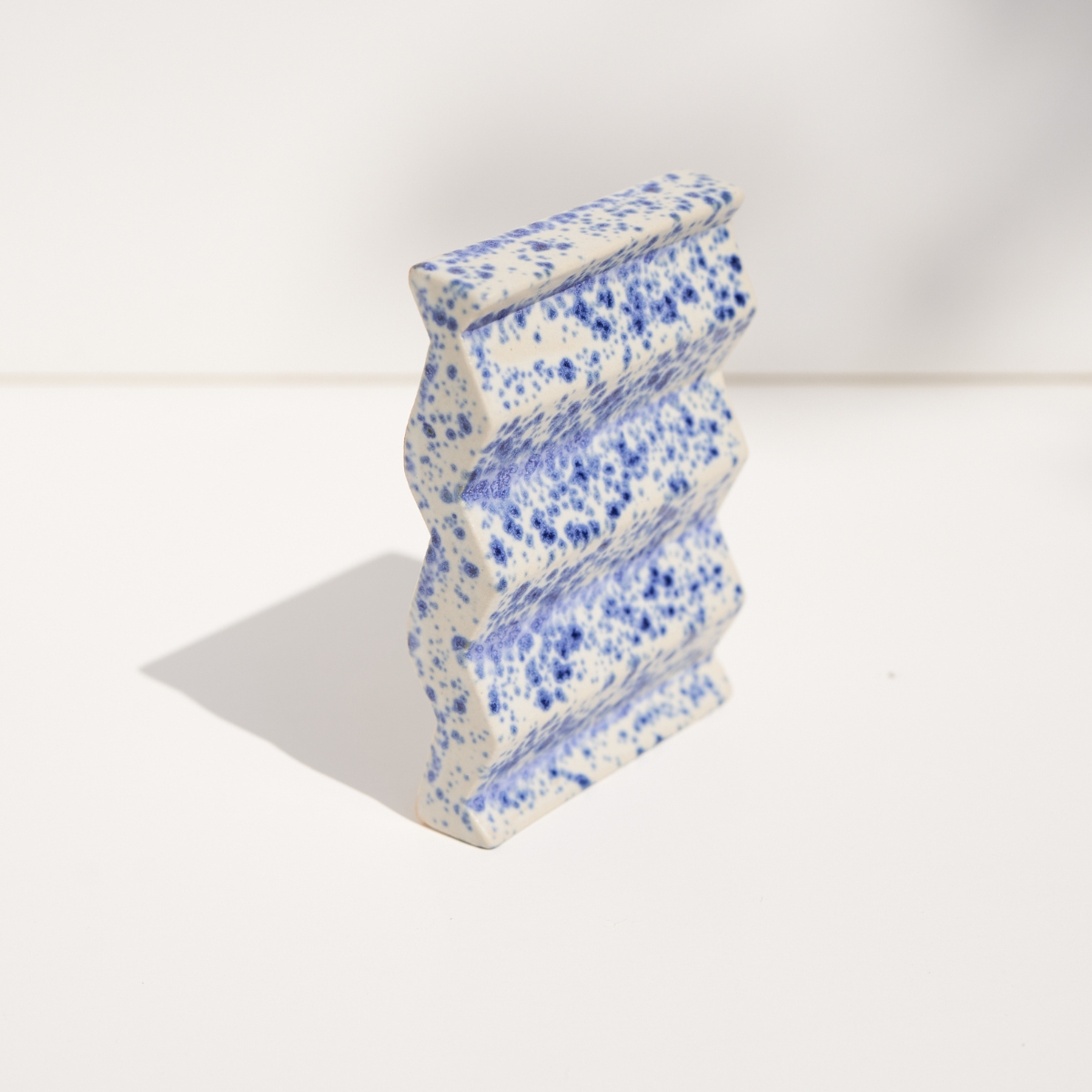 wit blauw gespikkeld keramiek zeepbakje met zigzagprofiel