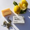 The Soap nad The Sea verveine en citroen zeep met ingrediënten afgebeeld