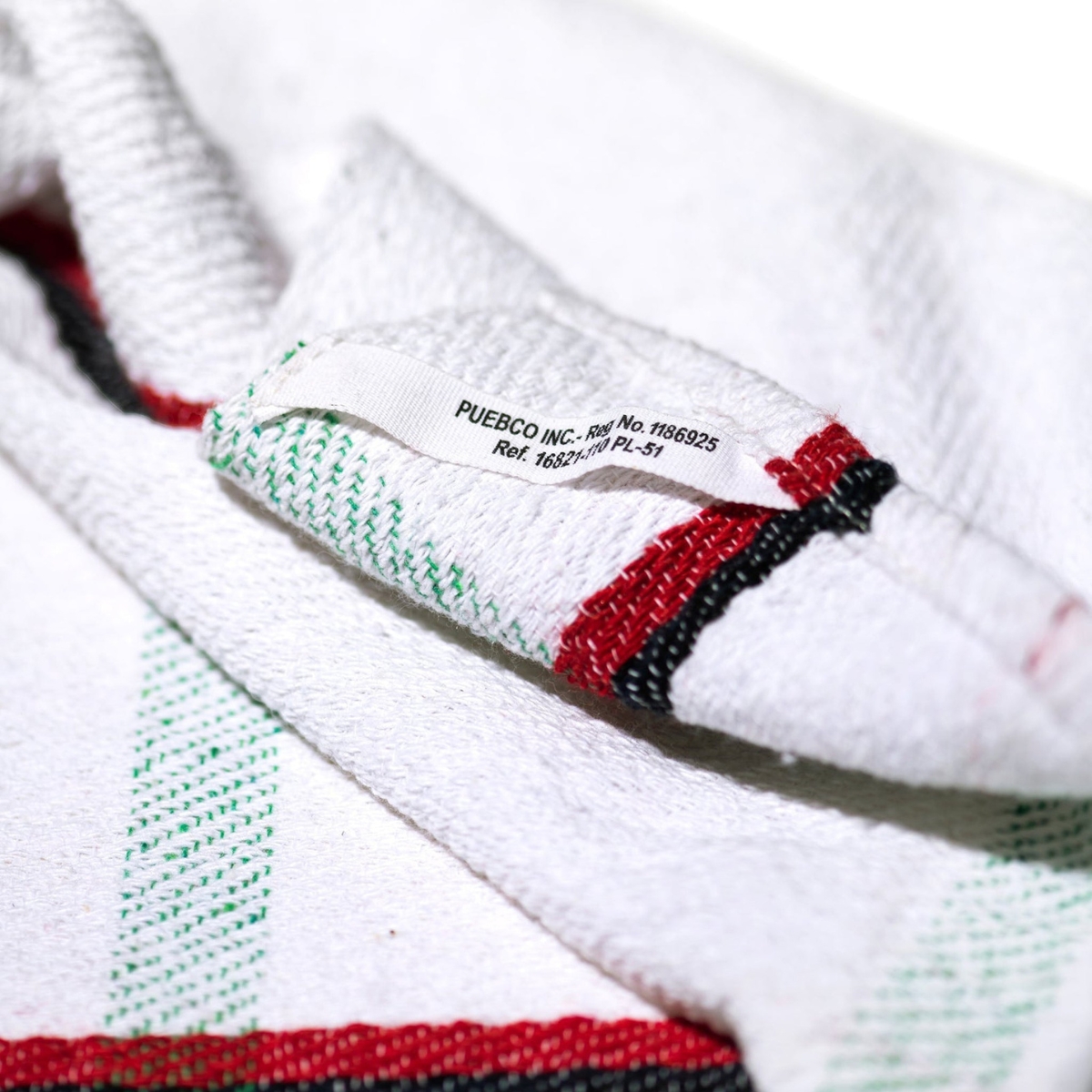 theedoek PUEBCO off white met rood en zwarte streep van recycled katoen