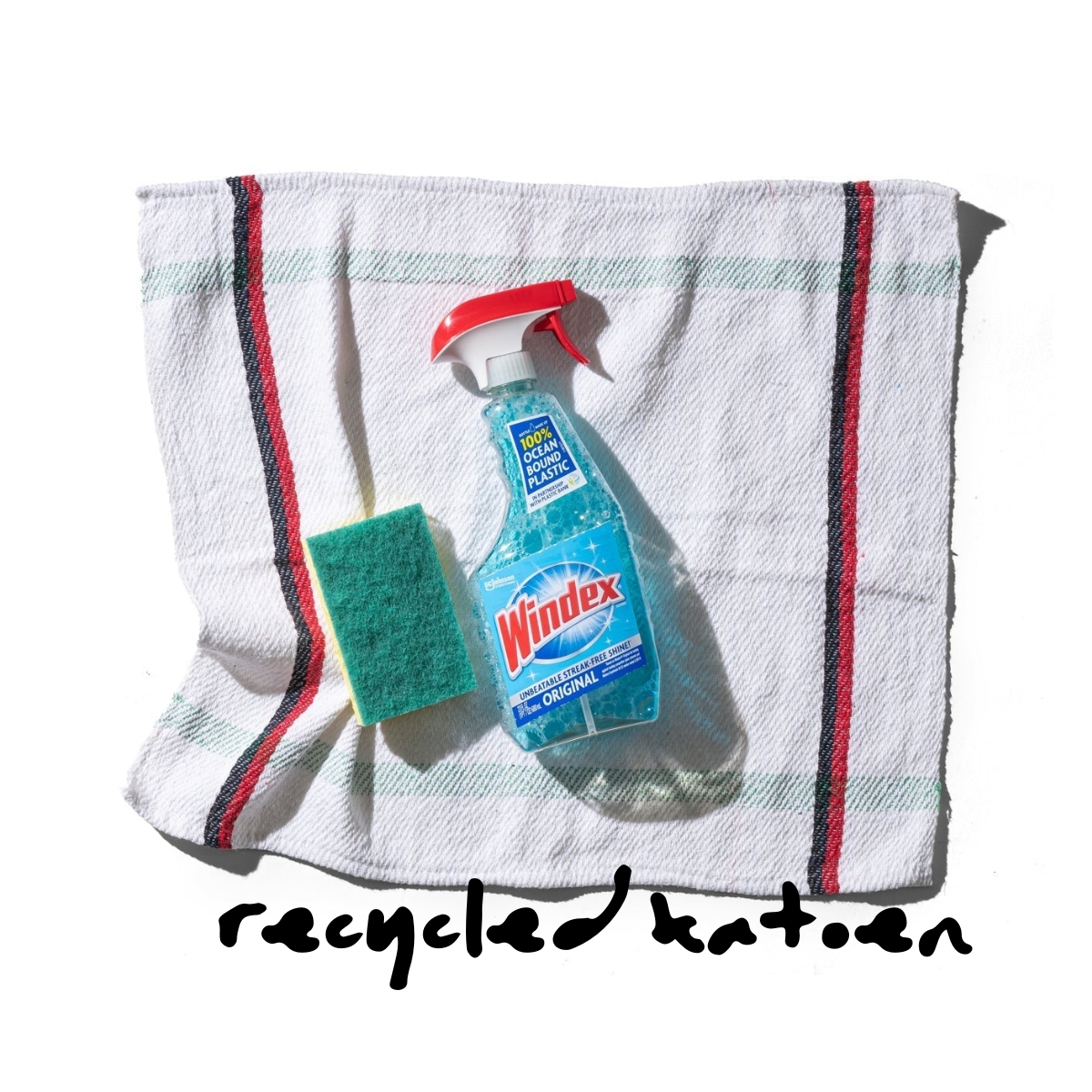 theedoek PUEBCO off white met rood en zwarte streep van recycled katoen met schoonmaakspullen
