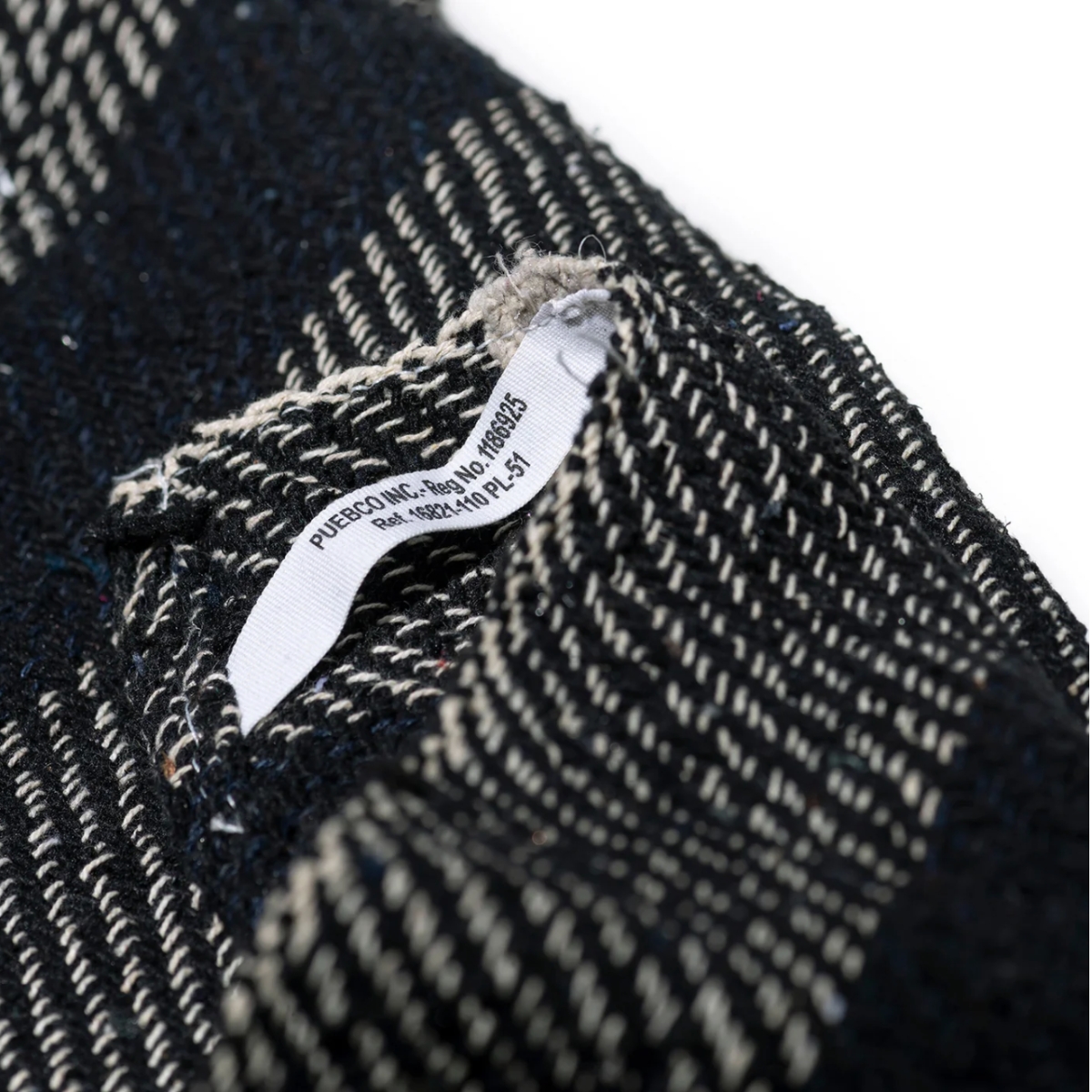 handdoek PUEBCO zwart met zwart/wit ruit van recycled stof close up van weefsel