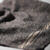 handdoek PUEBCO grijs met wit streep van recycled stof detail