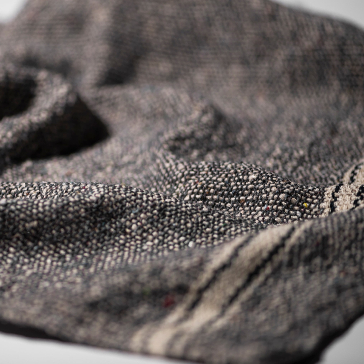 handdoek PUEBCO grijs met wit streep van recycled stof detail