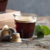 De KoffieJongens Lungo capsule met een kop koffie