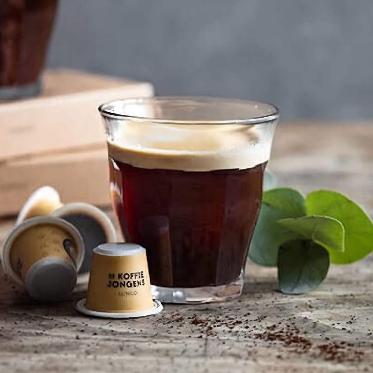 De KoffieJongens Lungo capsule met een kop koffie