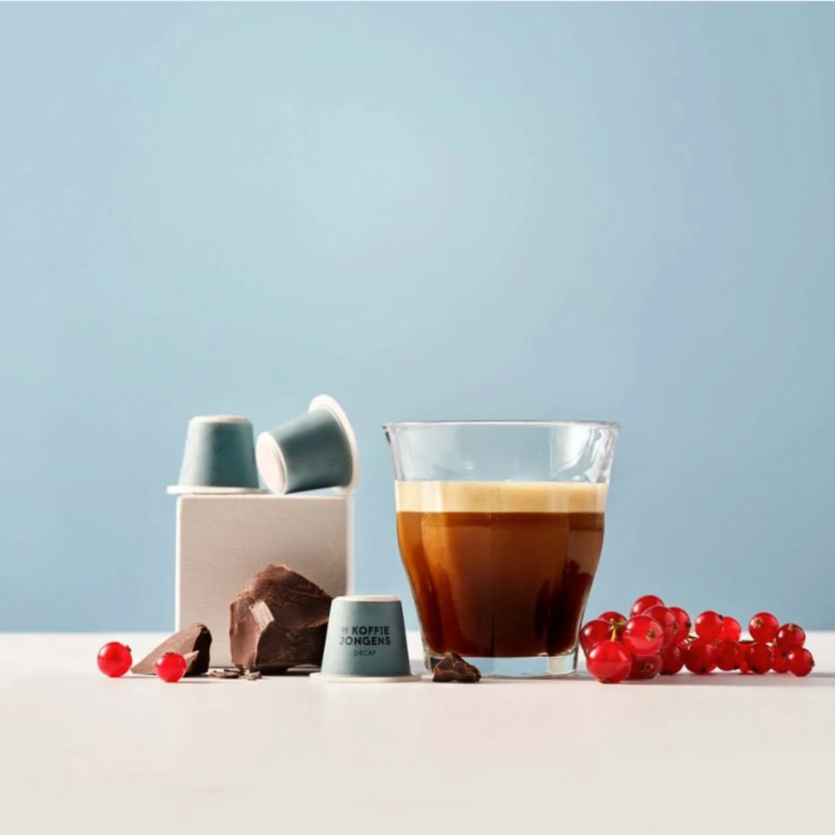 De KoffieJongens decaf sfeer foto met kop koffie en cups