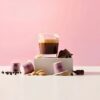De KoffieJongens espresso capsule met een kop koffie