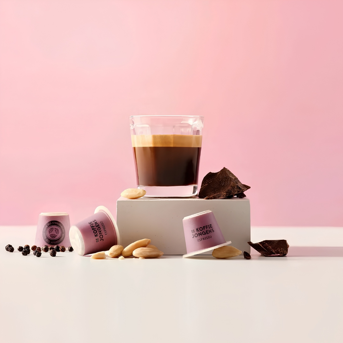 De KoffieJongens espresso capsule met een kop koffie