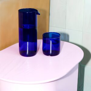 Blauwe water karaf van Rebottled van upcycled glas zij aanzicht
