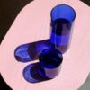 Blauwe water karaf van Rebottled van upcycled glas op tafeltje