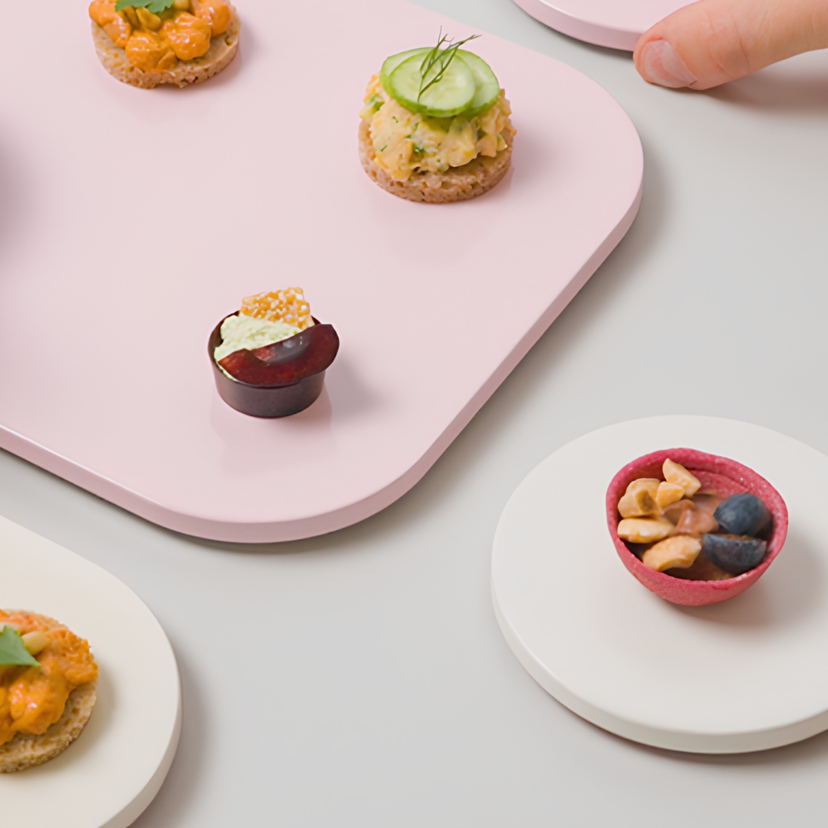 PLAYTS bordje rond in de kleur creme met een amuse erop