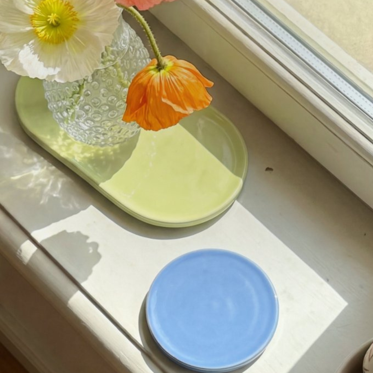 PLAYTS blauw rond bordje op de vensterbank