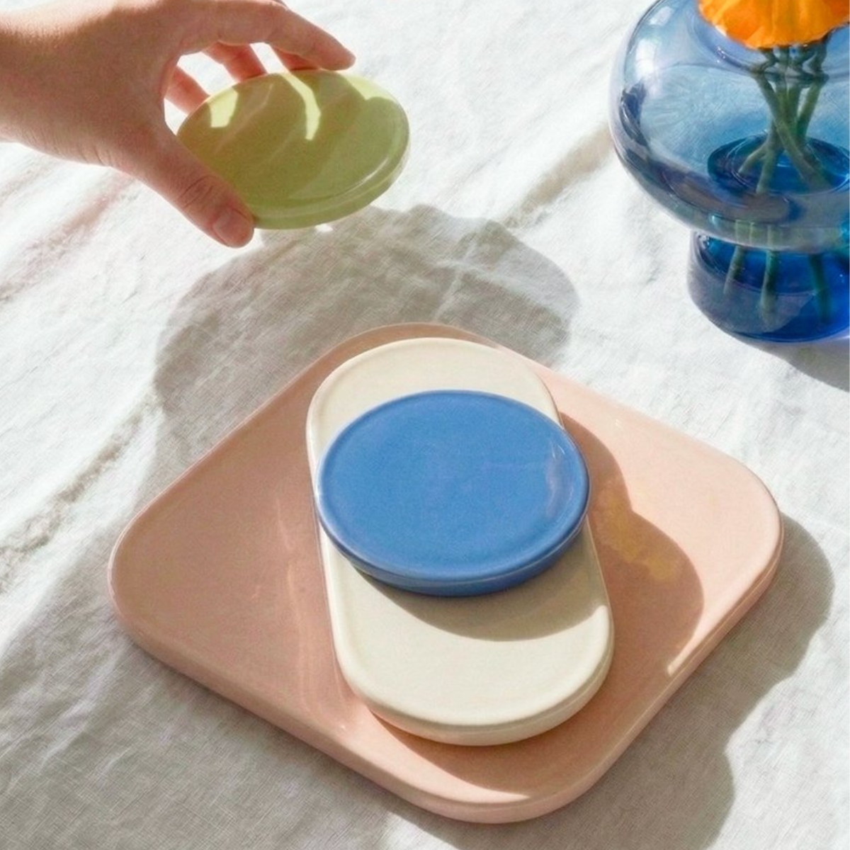 PLAYTS blauw rond bordje gestapeld op een wit en roze bordje