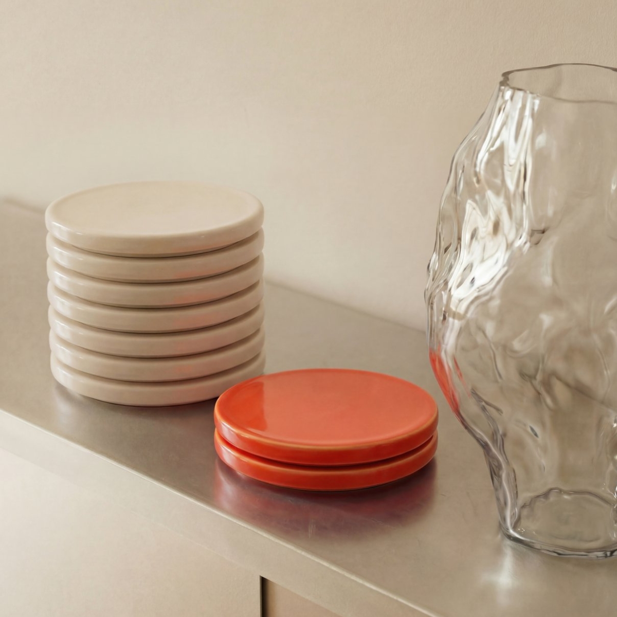 PLAYTS bordje rond in de kleur creme, opgestapeld