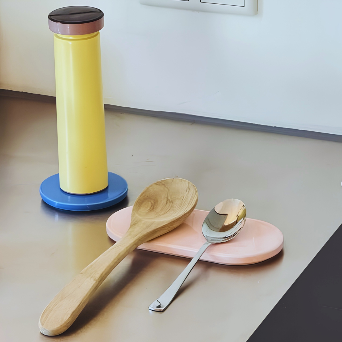PLAYST ovaal rozebordje van 19,6 bij 9,8 cm met lepels erop