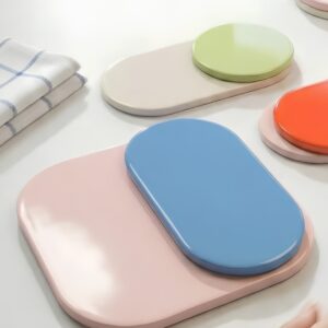 PLAYST ovaal blauw bord van 19,6 bij 9,8 cm gestapeld op het het vierkante roze bord van PLAYTS