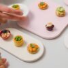 PLAYST ovaal creme bordje van 19,6 bij 9,8 cm gebruikt als serveerschaal met amuses erop