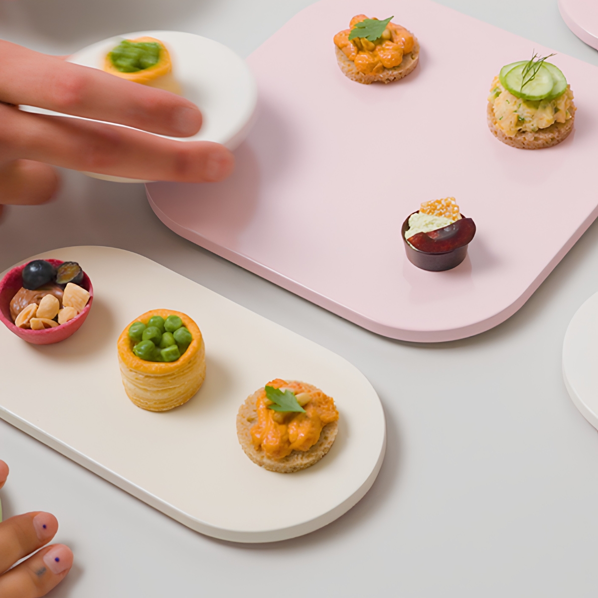 PLAYST ovaal creme bordje van 19,6 bij 9,8 cm gebruikt als serveerschaal met amuses erop