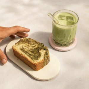 PLAYST ovaal creme bordje van 19,6 bij 9,8 cm gebruikt als onderzetter met een glas matcha erop