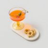 PLAYST ovaal creme bordje van 19,6 bij 9,8 cm met een cocktail erop