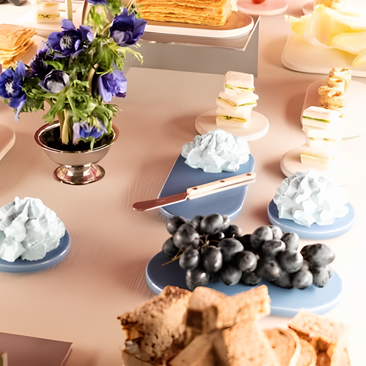 PLAYST ovaal blauw bord van 19,6 bij 9,8 cm op een feestlijk gedekte tafel met druiven op het bord