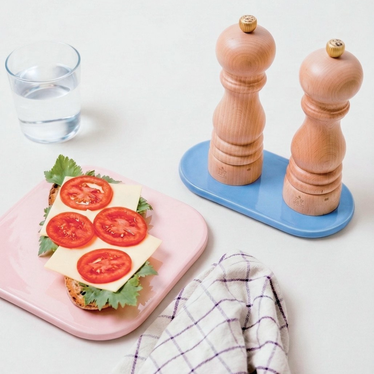 PLAYST ovaal blauw bord van 19,6 bij 9,8 cm met een peper en zout molen erop