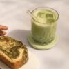 PLAYTS bordje rond in de kleur groen met een glas matcha erop