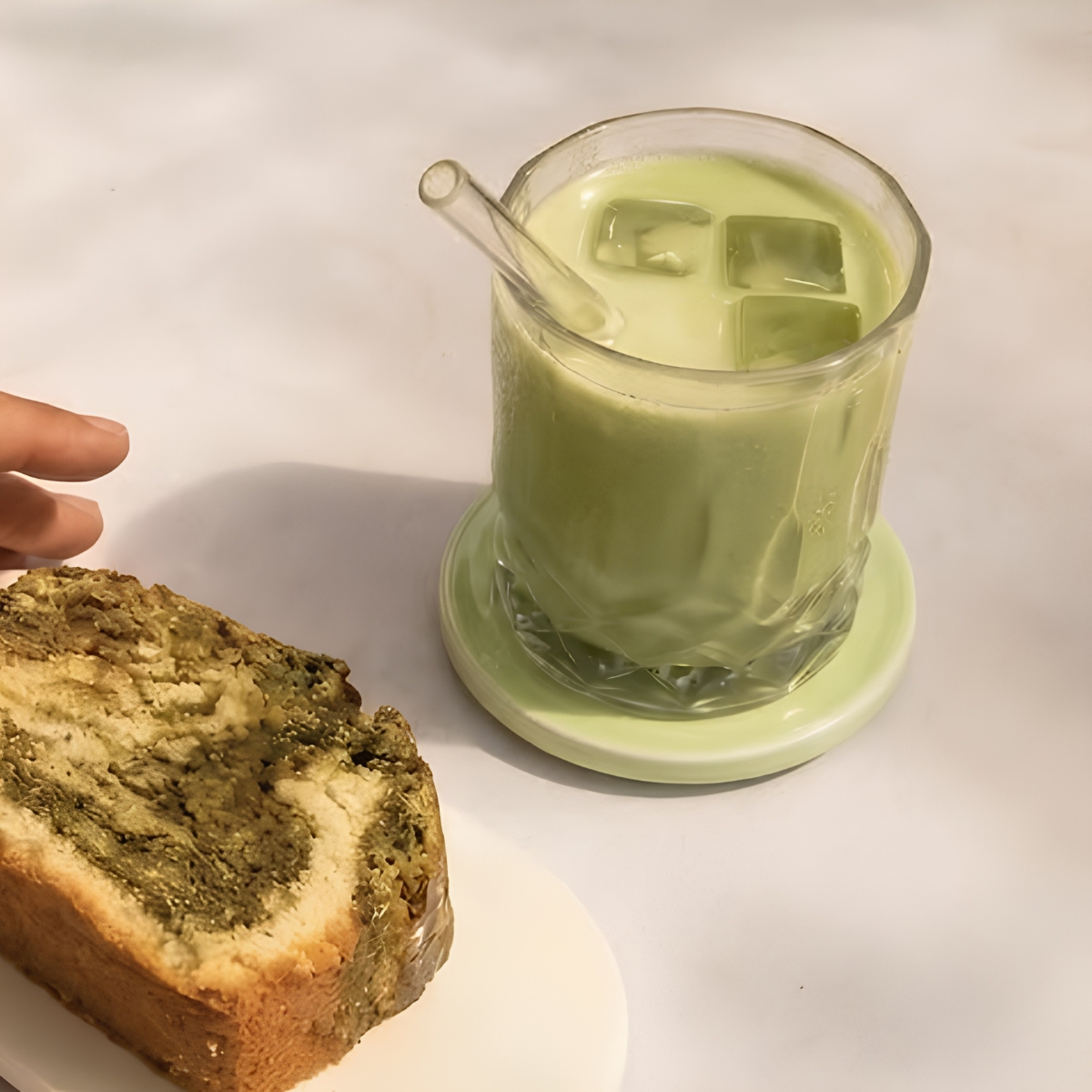 PLAYTS bordje rond in de kleur groen met een glas matcha erop