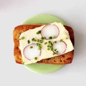 PLAYTS bordje rond in de kleur creme met toast op het bordje