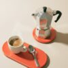 PLAYTS ovaal in de rode kleur met koffiepotje en kop koffie erop