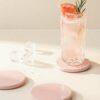 PLAYTS bordje rond in de kleur roze met een glas limonade erop