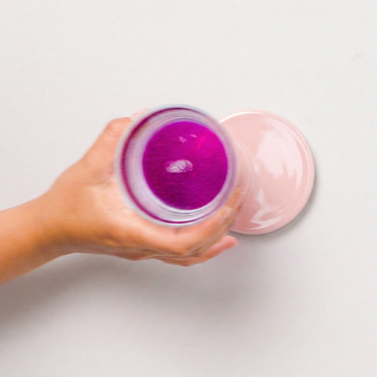 PLAYTS bordje rond in de kleur roze waar iemand een glas limonade vanaf pakt
