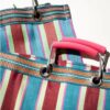 Puebco tas met rood en blauw strepen gemaakt van 100% gerecycled plastic detail handvat