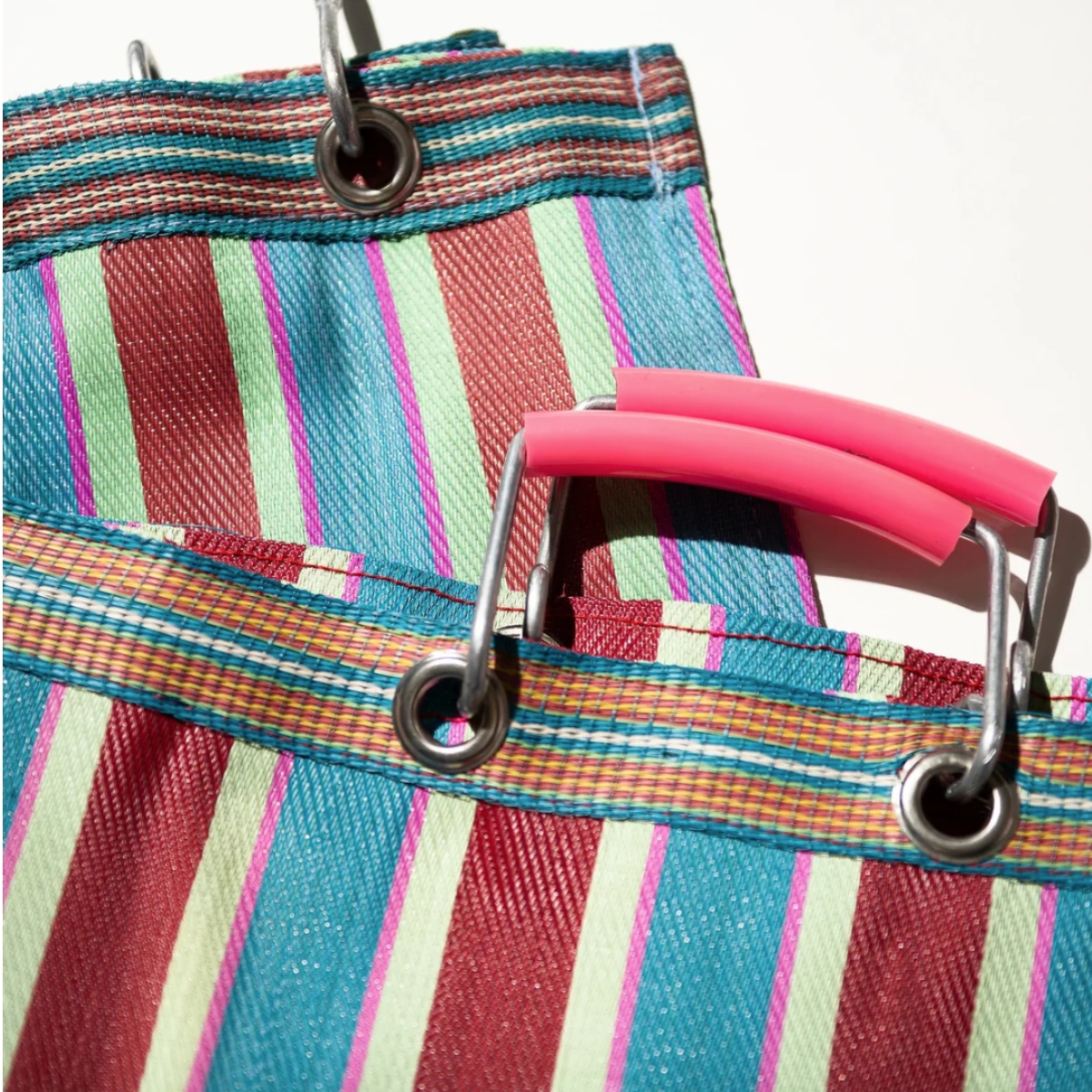 Puebco tas met rood en blauw strepen gemaakt van 100% gerecycled plastic detail handvat