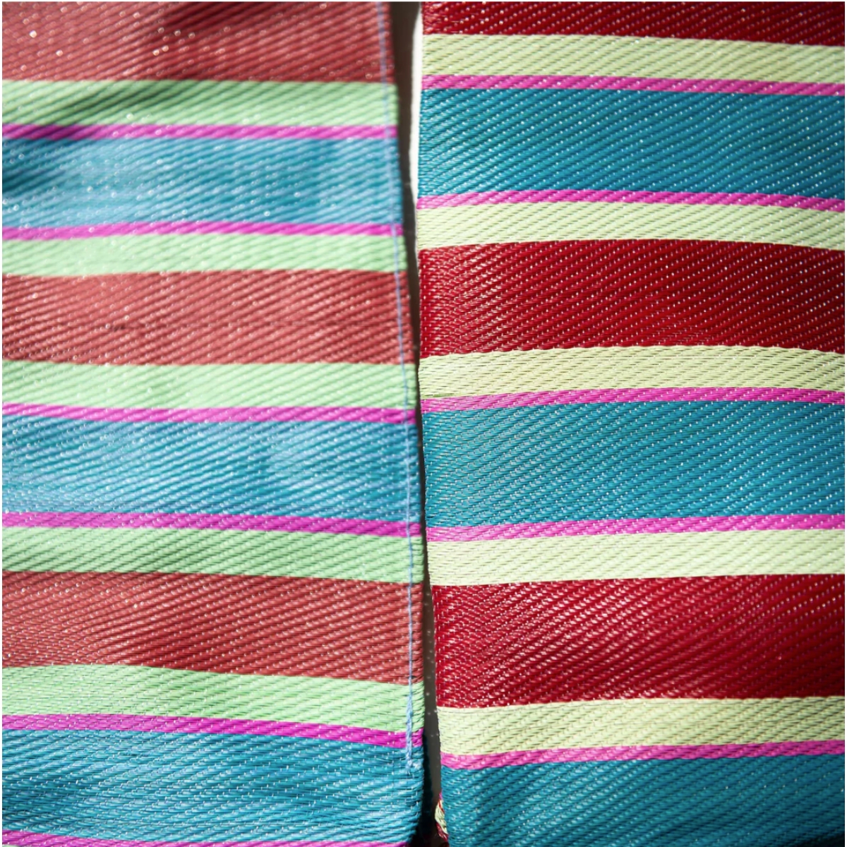 Puebco tas met rood en blauw strepen gemaakt van 100% gerecycled plastic detail stiksels