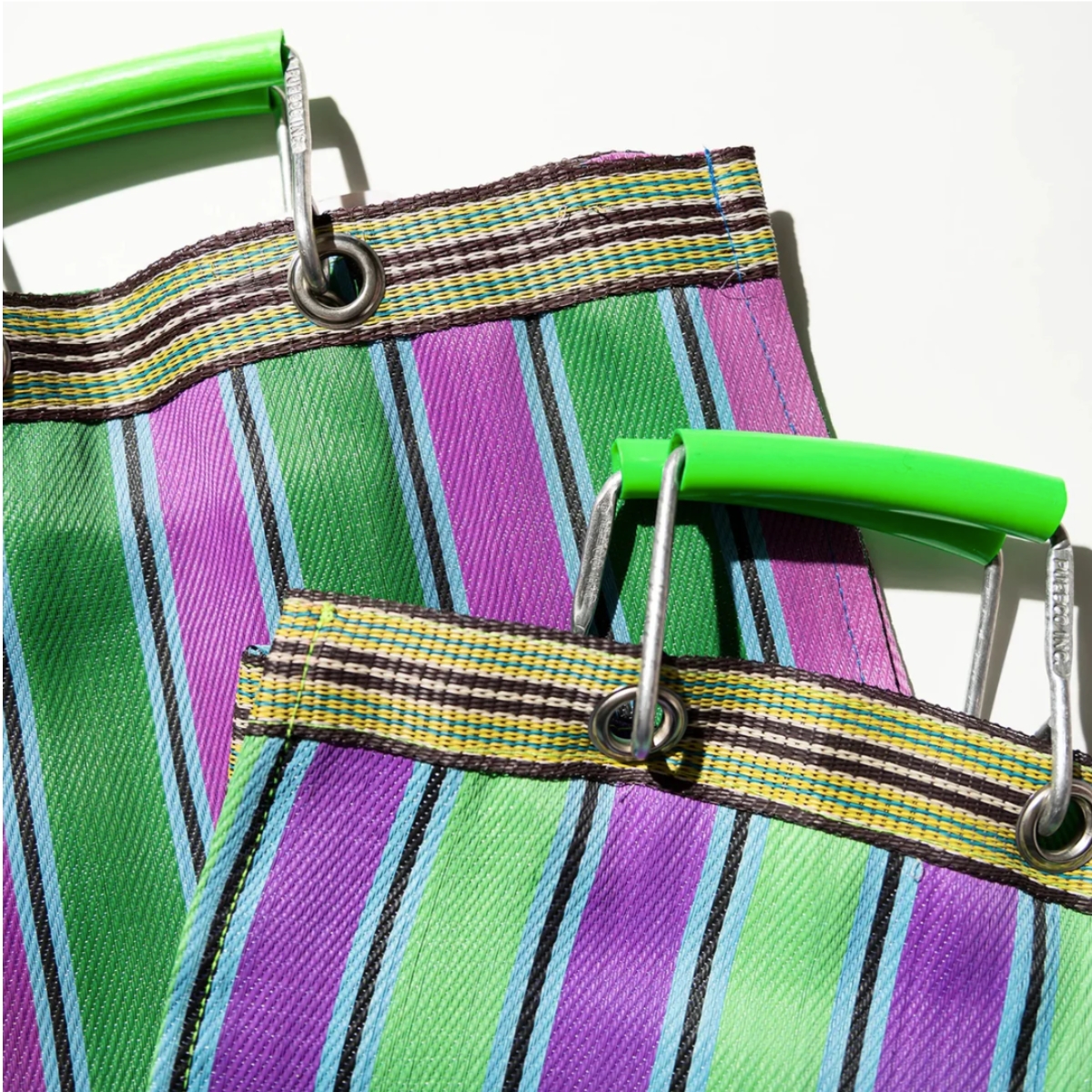 Puebco tas met groen en paars strepen gemaakt van 100% gerecycled plastic details handvat