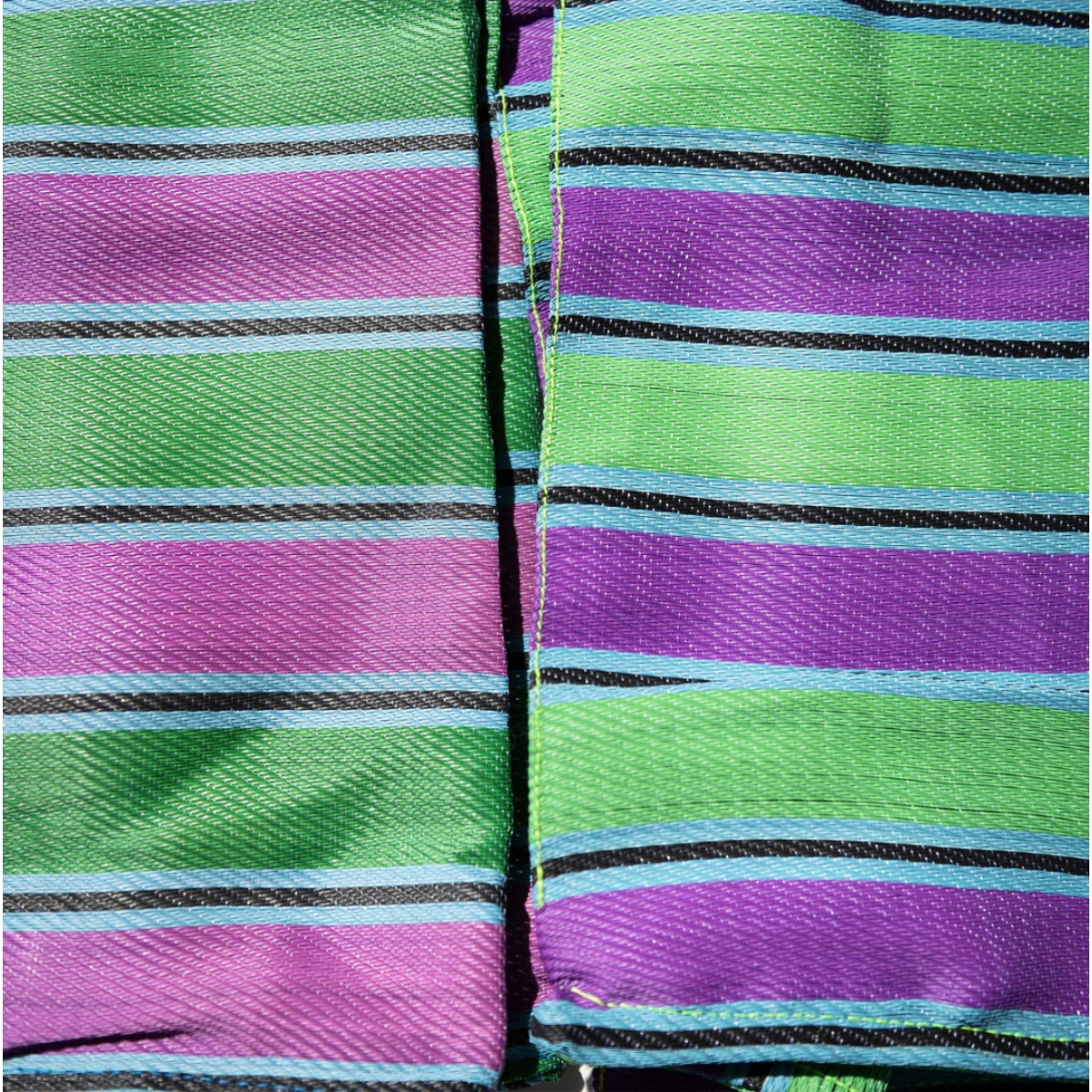 Puebco tas met groen en paars strepen gemaakt van 100% gerecycled plastic details stiksel
