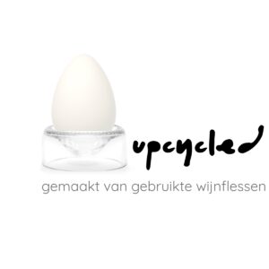 Rebottled eierdop van clear glas met de tekst upcucled