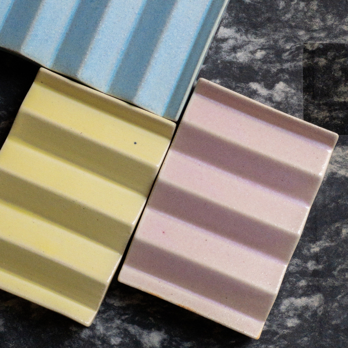 blauw keramiek zeepbakje met zigzagprofiel