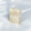 The soap and the sea ceder en sandelhout zeepblok met schuimbellen