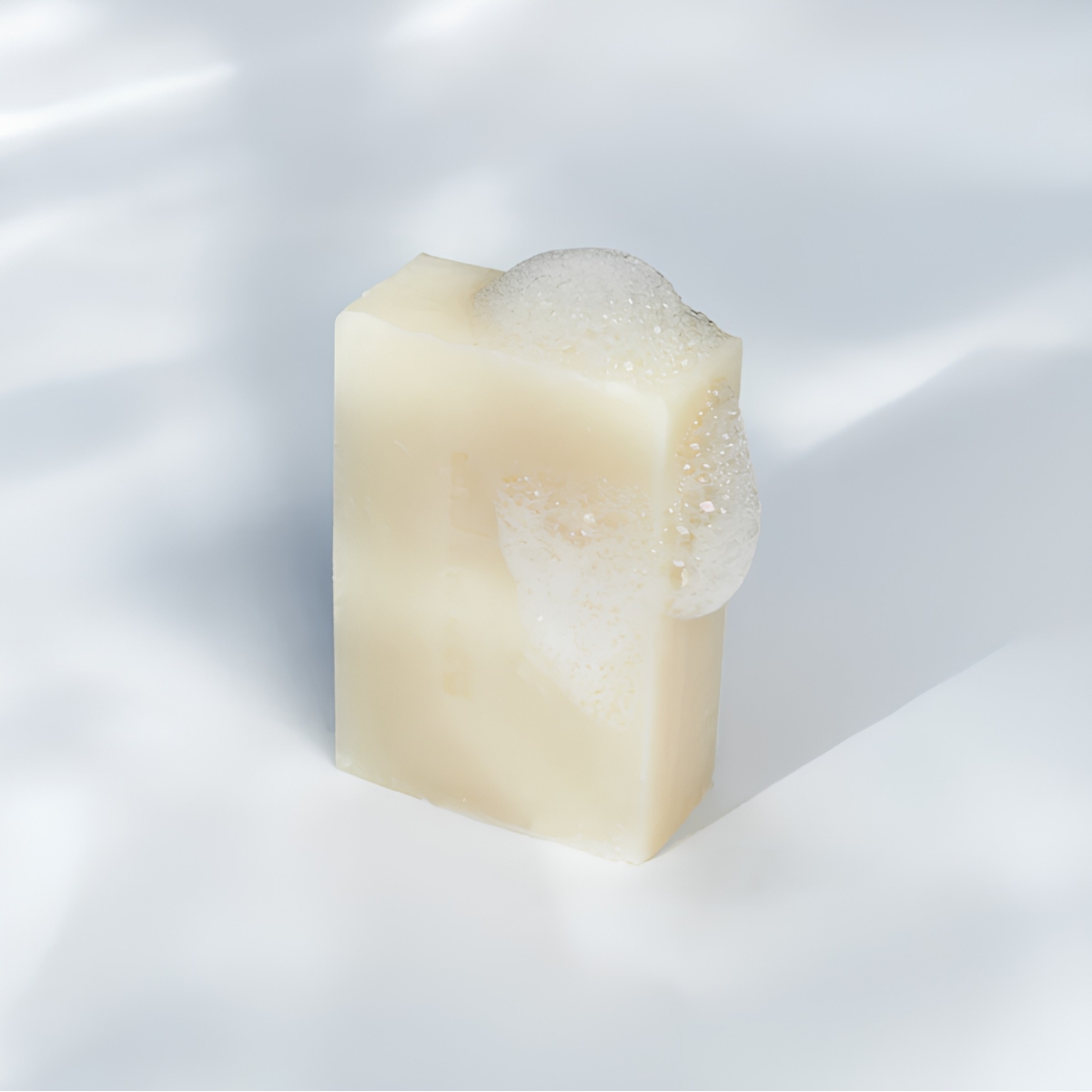 The soap and the sea ceder en sandelhout zeepblok met schuimbellen