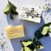 The soap and the sea zeep met eucalyptus en zeetzout met ingredienten afgebeeld