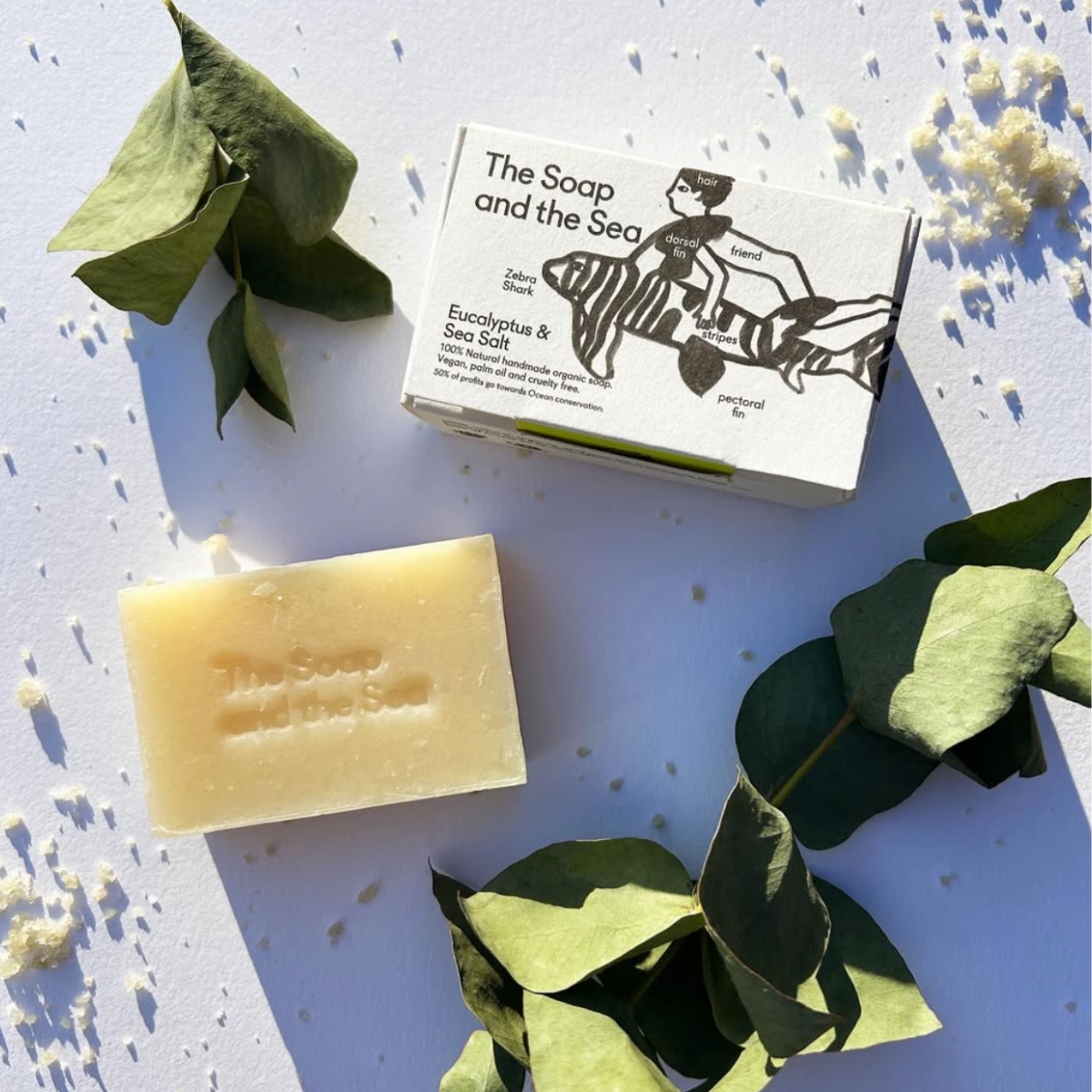 The soap and the sea zeep met eucalyptus en zeetzout met ingredienten afgebeeld