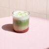 Rebottled tumbler short, 1 stuk, helder glas op een roze tafel met een drankje erin