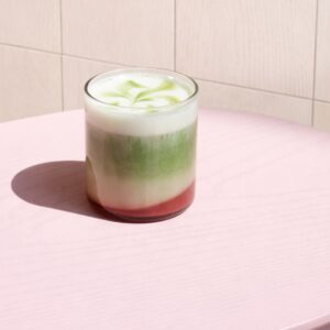 Rebottled tumbler short, 1 stuk, helder glas op een roze tafel met een drankje erin