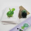 Wenskaart cactus Opuntia liggend op envelop