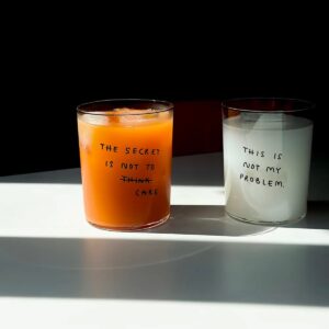 Alternative view of The secret is not to care glas (L)